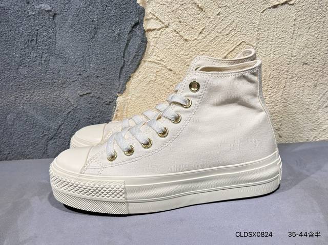 新品上市实拍 Converse Chuck All Star 白金 高帮男女同款帆布鞋，内增高鞋型，白色搭配金属鞋带孔更有质感啦！ 货号：A03719C Cld