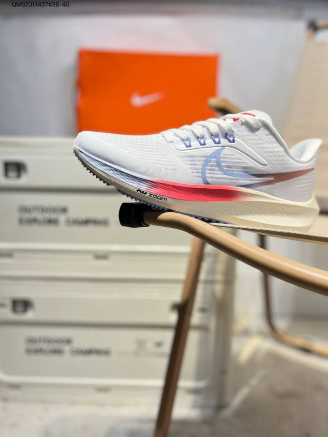 Nk Air Zoom Pegasus 39 登月跑鞋 登月41代超轻网面跑步鞋 脚跟区域营造出色舒适度，而在鞋底部分，搭载全掌型Zoom Air配置耐克网面透