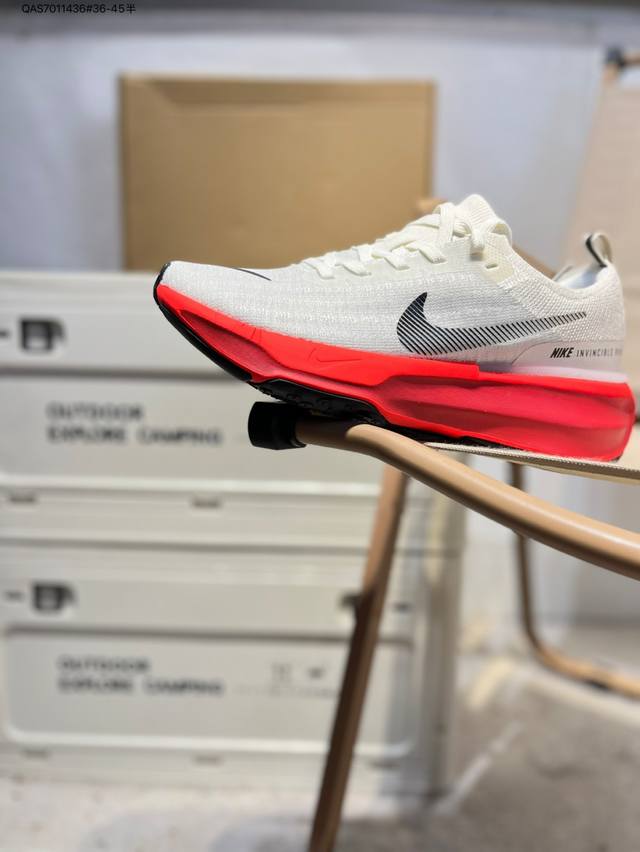 采用外露式Flyknit飞织面料鞋面材质#搭载Zoomx轻盈泡棉缓震科技中底#防滑缜密块状橡胶外底耐克Nike Zoomx Invincible Run Fly