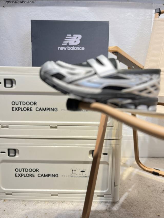 New Balance 1906系列复古老爹风休闲一脚蹬 #采用轻质牛剖革拼接透气网眼衬垫织物鞋面材质 T-Beam大底提供足步弓支撑，保持步态稳定 后跟搭载外