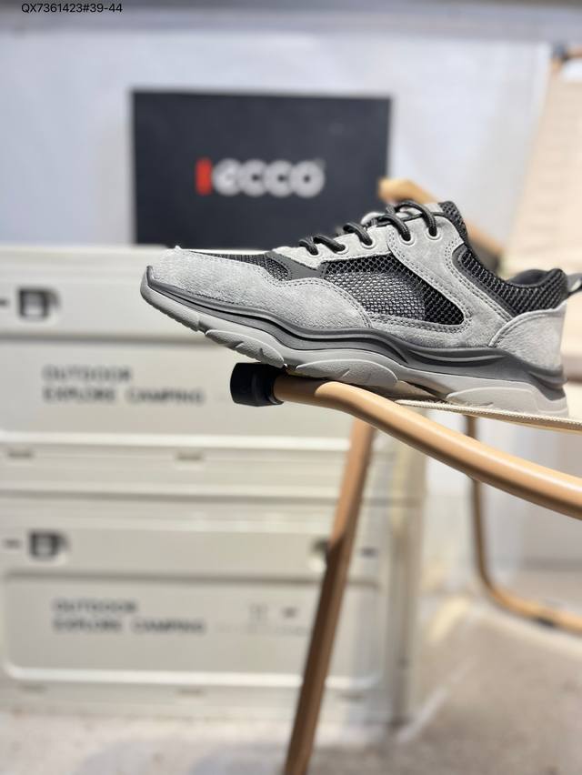 Ecco爱步男鞋轻便透气舒适耐穿 亲肤吸汗舒适内里 防滑防磨 持久干爽 简约粗绳系带 穿脱更加方便 柔韧防滑大底 鞋底立体凹槽 凹凸花纹加持 增强防滑减震性能