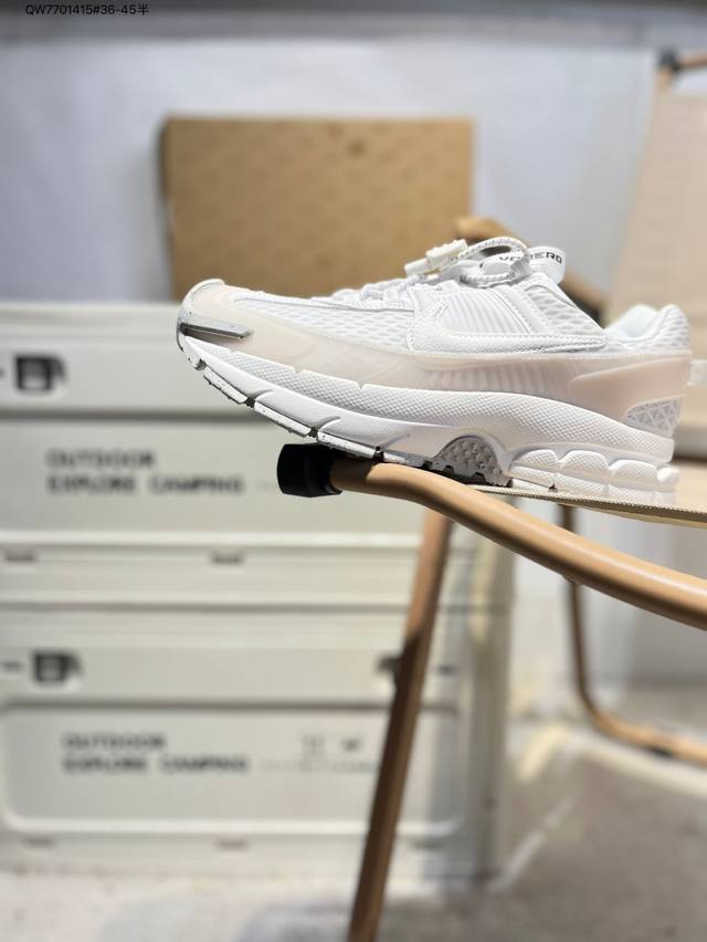 耐克 Nike Zoom Vomero Roam 耐克迈柔漫游鞋秋春夏新款运动鞋。Vomero Roam：通勤户外两不误 户外版Vomero Roam，在经典V