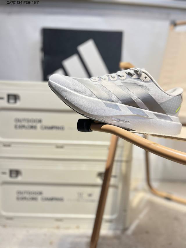 Adidas Adizero Evo Sl M 阿迪超轻透气缓震跑鞋 整体外观造型与Adizero Adios Pro Evo 1非常相似 中底配置方面搭载全掌