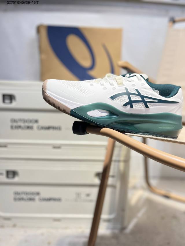 Asics Gel-Resolution X亚瑟士经典跑鞋 如今机能风和户外风吹得正劲，便是主打“Urban Outdoor机能越野风格”，城市和户外场景都能轻