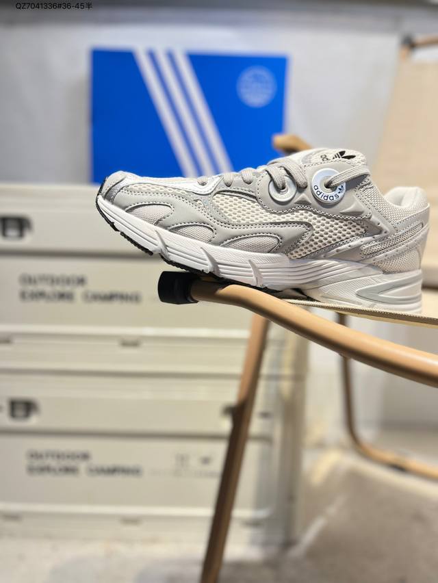 Adidas Originals Astir 复古单品 这款Adidas Astir 慢跑鞋,助你向世界展示自己的态度。灵感源自00年代的亮眼跑鞋,金属色网材鞋