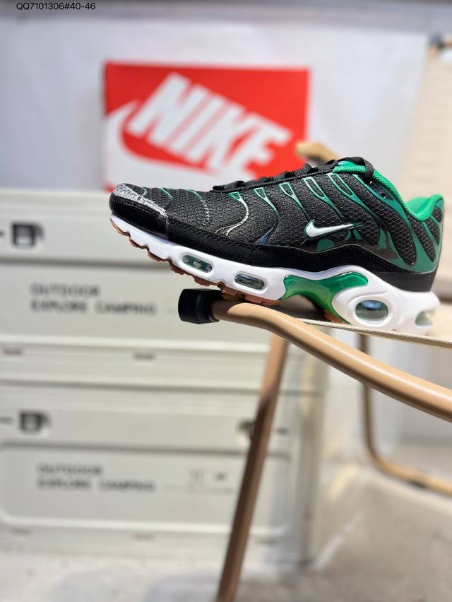 耐克 Nike Air Max Plus是Nike旗下另类鞋款的代表，Tn 它诞生于1996年，是第一款使用Tunedair气垫的跑鞋，其特点就在于实现各气室间