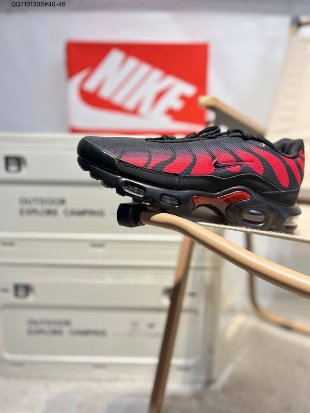耐克 Nike Air Max Plus是Nike旗下另类鞋款的代表，Tn 它诞生于1996年，是第一款使用Tunedair气垫的跑鞋，其特点就在于实现各气室间