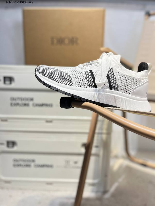 Dior迪奥 Cd1低帮 网面 运动休闲鞋 鞋舌饰以‘Dior’标志 搭配轻盈的橡胶鞋底 可与各式休闲或运动单品随心搭配 釆用超软舒适透气面料 同源出厂真丝绸防