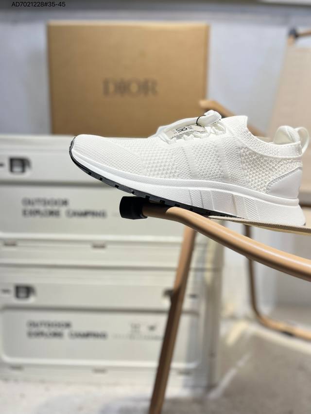 Dior迪奥 Cd1低帮 网面 运动休闲鞋 鞋舌饰以‘Dior’标志 搭配轻盈的橡胶鞋底 可与各式休闲或运动单品随心搭配 釆用超软舒适透气面料 同源出厂真丝绸防