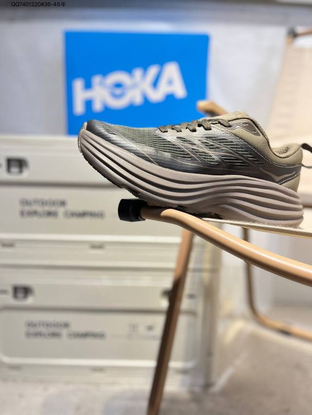 Hoka M Skyflow 全新配色 这个品牌来自于新西兰的毛利语，Hoka表示大地，One One表示飞越，连起来就是飞越地平线，One One不是读作“万