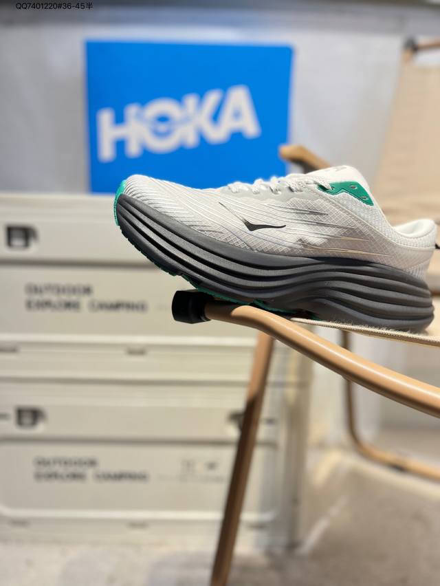 Hoka M Skyflow 全新配色 这个品牌来自于新西兰的毛利语，Hoka表示大地，One One表示飞越，连起来就是飞越地平线，One One不是读作“万