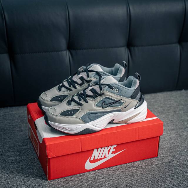 核心私 Nike M2K 复古潮流老爹鞋 优质皮革打造鞋面 夸张流线极符 风靡老爹元素 外形延续当下潮流得未来感老爹鞋 设计干净配色风格也带有浓郁的复古感受 极