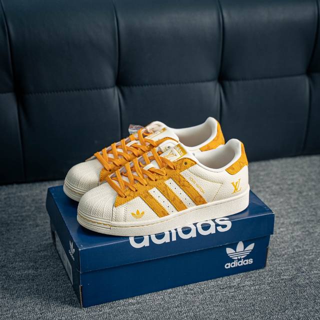 核心私 Adidas Originals Gazelle Indoor 三叶草复古防滑耐磨低帮板鞋 鞋款采用柔软的绒面革和耐用的皮革衬里融合在橡胶外底上 货号：