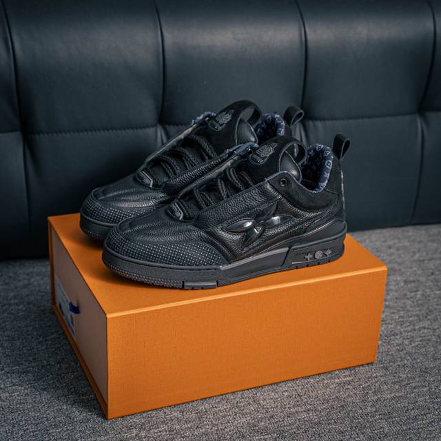 核心私 Lv-路易-威登Trainer 2025走秀最新款原版1：1开发复刻！！上脚非常舒适 做工精细鞋面由意大利进口小牛皮拼接，侧边饰有品牌Logo标志，进口