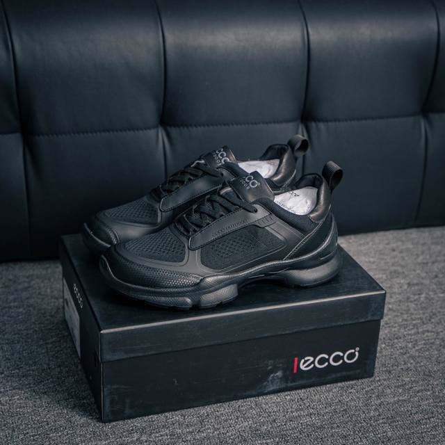 核心私 Ecco爱步25新款限定运动鞋男舒适时尚跑步鞋 Biom系列新款 鞋面采用甄选牛皮与飞织工艺网布结合，质感丰富，脚感细腻柔软舒适 自然律动科技，符合人体
