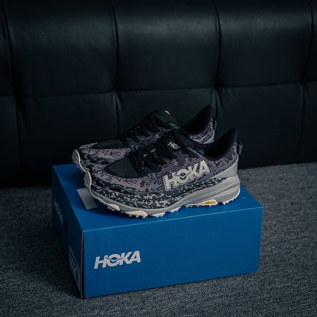 核心私 Hoka M Speedgoat 6全新配色 这个品牌来自于新西兰的毛利语，Hoka表示大地，One One表示飞越，连起来就是飞越地平线，One On
