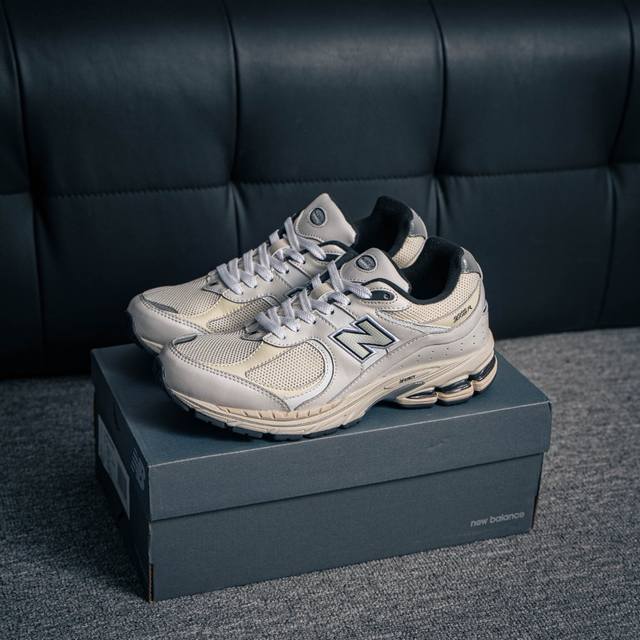 核心私 New Balance 2002 复古休闲跑步鞋 最新出的2002R系列，鞋款延续了经典科技，升级版N-Ergy缓震物料机能与材质上脚太舒适了，鞋面的柔