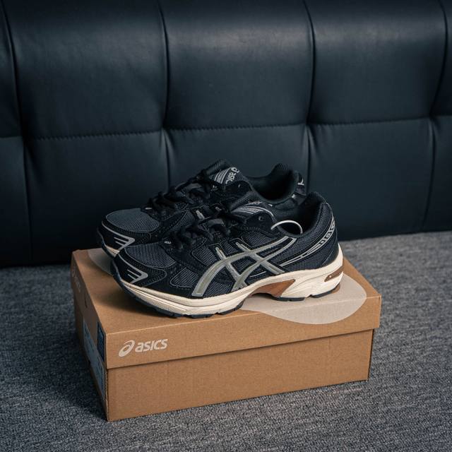 核心私 Asics Gel-1130舒适运动防滑耐磨低帮休闲跑步鞋 在透气和防滑方面也是很出色 有前掌透气网布加上鞋底X型纹路增强了透气性和地面抓地力 跑起来也