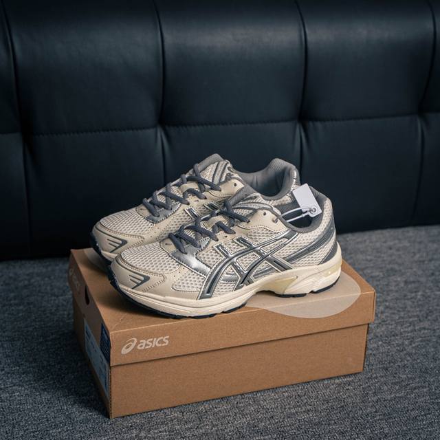 核心私 Asics Gel-1130舒适运动防滑耐磨低帮休闲跑步鞋 在透气和防滑方面也是很出色 有前掌透气网布加上鞋底X型纹路增强了透气性和地面抓地力 跑起来也