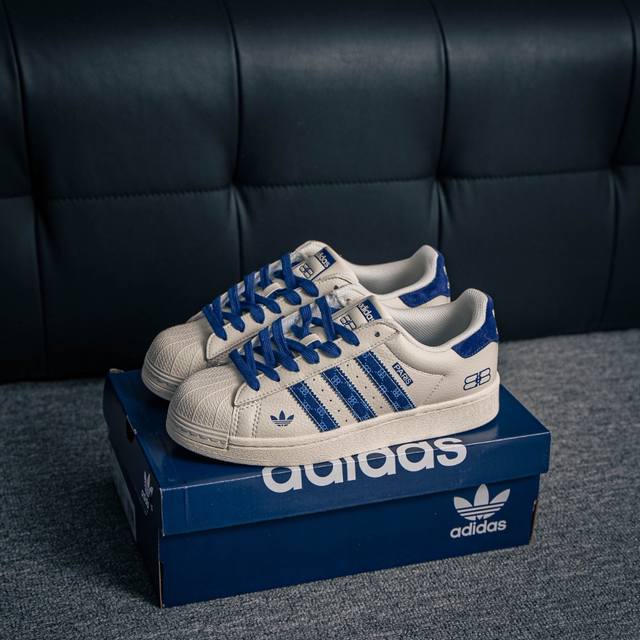 核心私 Adidas Originals Gazelle Indoor 三叶草复古防滑耐磨低帮板鞋 鞋款采用柔软的绒面革和耐用的皮革衬里融合在橡胶外底上 货号：