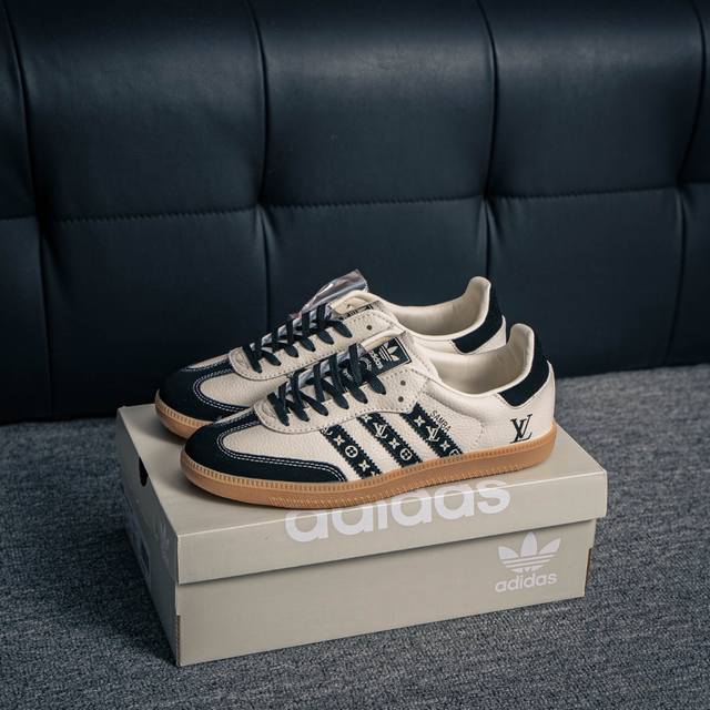 核心私 Adidas Samba Og 桑巴舞街头系列德训运动板鞋 采用固色翻毛皮组合牛剖革鞋面材质 外置正确3层组合围条加厚烟胶橡胶大底 货号：Dx0003
