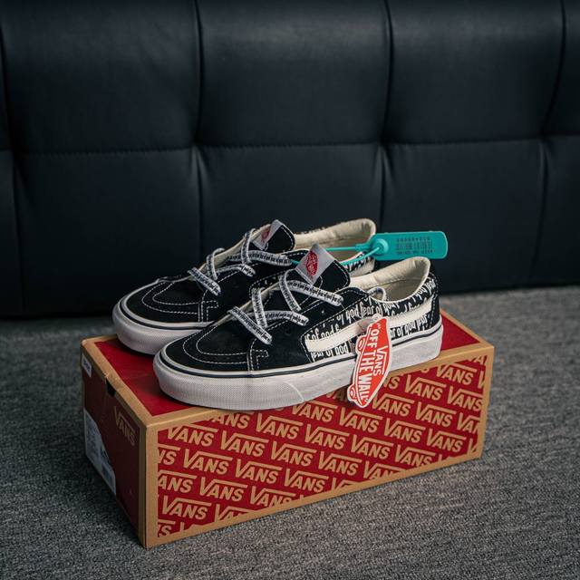核心私 定义简约百搭款 强烈推荐 Vans Sk8-Low Cdg 全新一代 低帮硫化帆布鞋 该鞋款以白线勾勒出整体造型效果，以黑白两副鞋带穿搭做为更加搭配效果