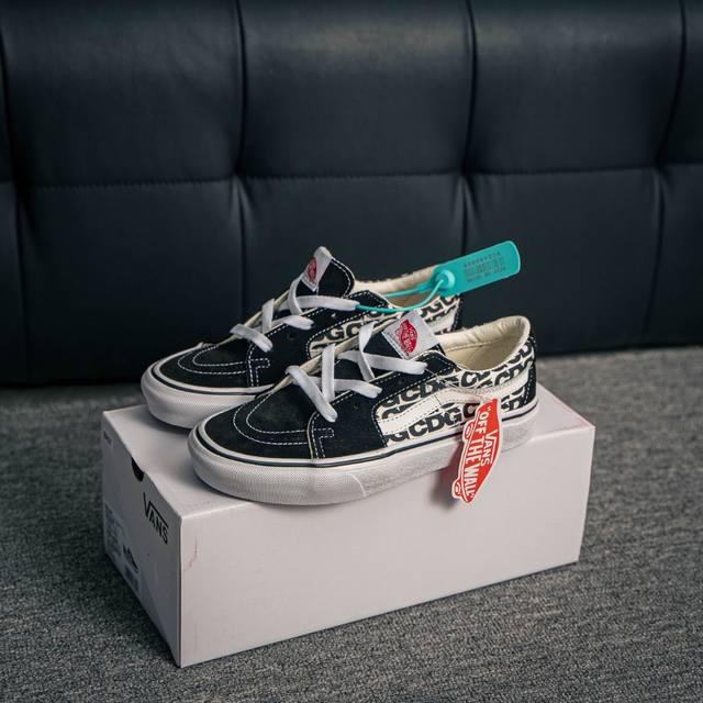 核心私 定义简约百搭款 强烈推荐 Vans Sk8-Low Cdg 全新一代 低帮硫化帆布鞋 该鞋款以白线勾勒出整体造型效果，以黑白两副鞋带穿搭做为更加搭配效果