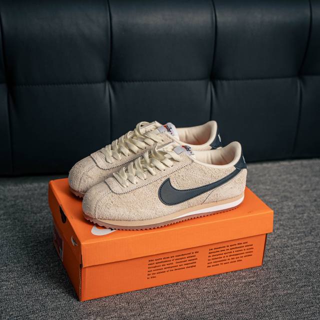 核心私 Nike Classic Cortez Nylon Pren 全新配色经典阿甘休闲跑步鞋 纯粹而执着的精神，使得Cortez种在了一代人的心里，无论是否