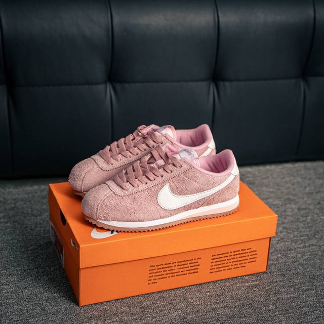 核心私 Nike Classic Cortez Nylon Pren 全新配色经典阿甘休闲跑步鞋 纯粹而执着的精神，使得Cortez种在了一代人的心里，无论是否