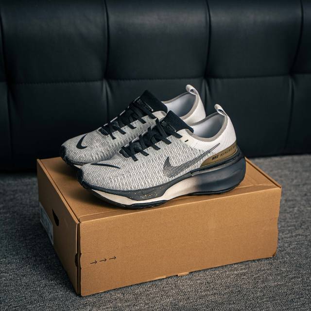 核心私 Zoomx Invincible Run Fk3 短跑马拉松系带系列轻量休闲运动慢跑鞋 ！此鞋专为短跑运动员而生，是为 5 至 10 公里距离的赛事和训
