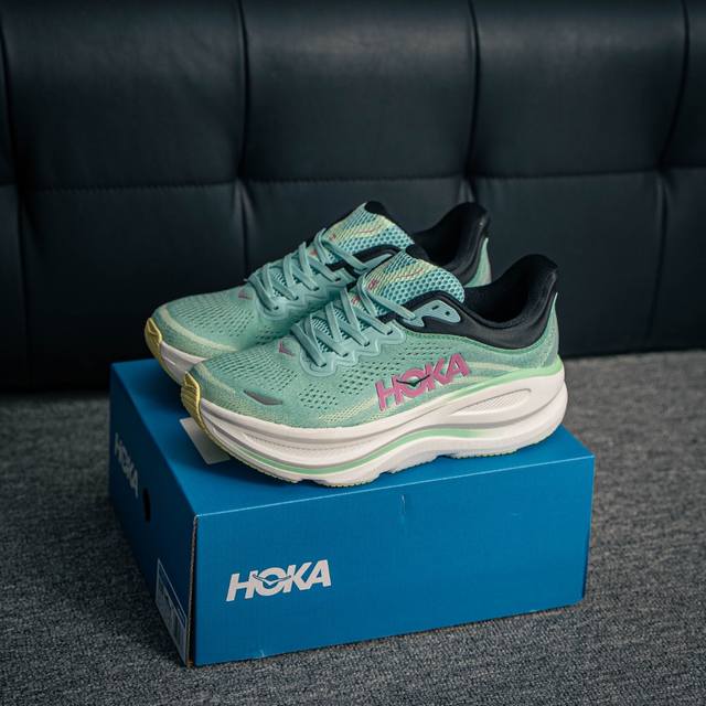 核心私 Hoka M Bondi 9全新配色 这个品牌来自于新西兰的毛利语，Hoka表示大地，One One表示飞越，连起来就是飞越地平线，One One不是读