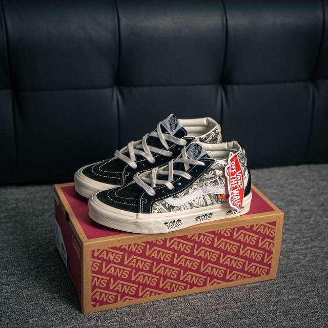 核心私 Vans Sk8-Mid Sns 黑白涂鸦中帮 以当地 Venice 沙滩为主题，设计上致敬1980和1990年代滑板者、冲浪者和鹿克爱好者的穿着。鞋面