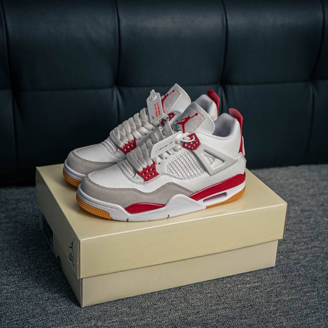 核心私 Nike Sb X Air Jordan Aj4 联名白红 全新批次 重点区分市面 唯一正确细节 后跟饰片中心位置有合模线 超弹硅胶材质 内层不织布补强