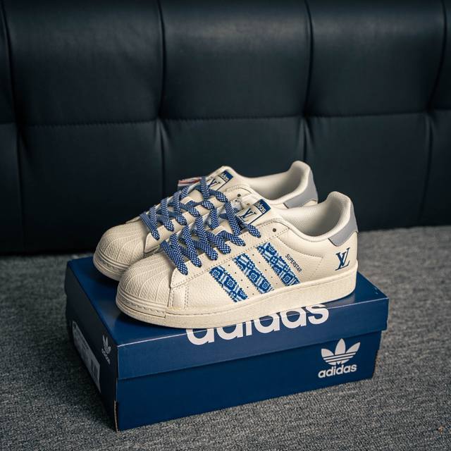 核心私 Adidas Originals Gazelle Indoor 三叶草复古防滑耐磨低帮板鞋 鞋款采用柔软的绒面革和耐用的皮革衬里融合在橡胶外底上 货号：