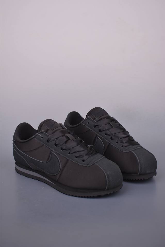 原装渠道订单 实体充正操作 Nike Classic Cortez Leather 秉承元年款经典风格 糅合防水鞋面设计 传统鞋带系统和覆面设计增强贴合感 提升
