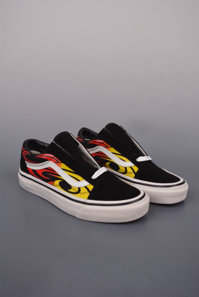 Vans Premium Old Skool 舒适百搭 防滑减震 休闲硫化板鞋 鞋款以黑色作为主调，神秘深邃，奠定酷感基调；明艳的黄色与热烈的红色巧妙点缀，像街