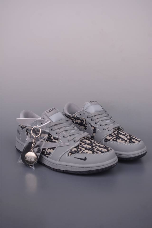 Fragment X Travis Scott X Dior Air Jordan 1 Low 三方联名倒钩 全新的三方联名低帮倒钩鞋面延续了黑脚趾设计，整双鞋