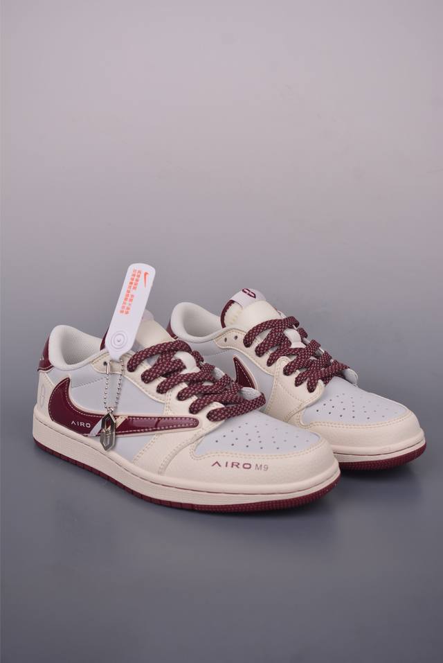 Fragment X Travis Scott X 问界 Air Jordan 1 Low 三方联名倒钩 全新的三方联名低帮倒钩鞋面延续了黑脚趾设计，整双鞋以全