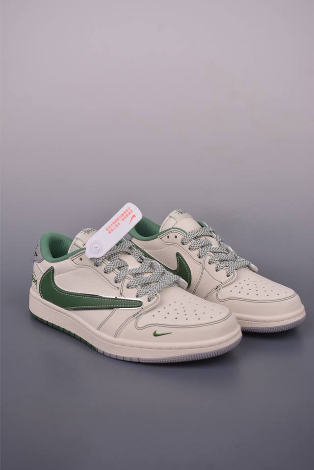 Fragment X Travis Scott X 斯图西 Air Jordan 1 Low 三方联名倒钩 全新的三方联名低帮倒钩鞋面延续了黑脚趾设计，整双鞋以