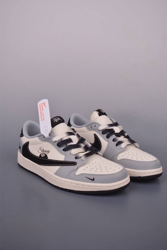 Fragment X Travis Scott X 黑8 Air Jordan 1 Low 三方联名倒钩 全新的三方联名低帮倒钩鞋面延续了黑脚趾设计，整双鞋以全