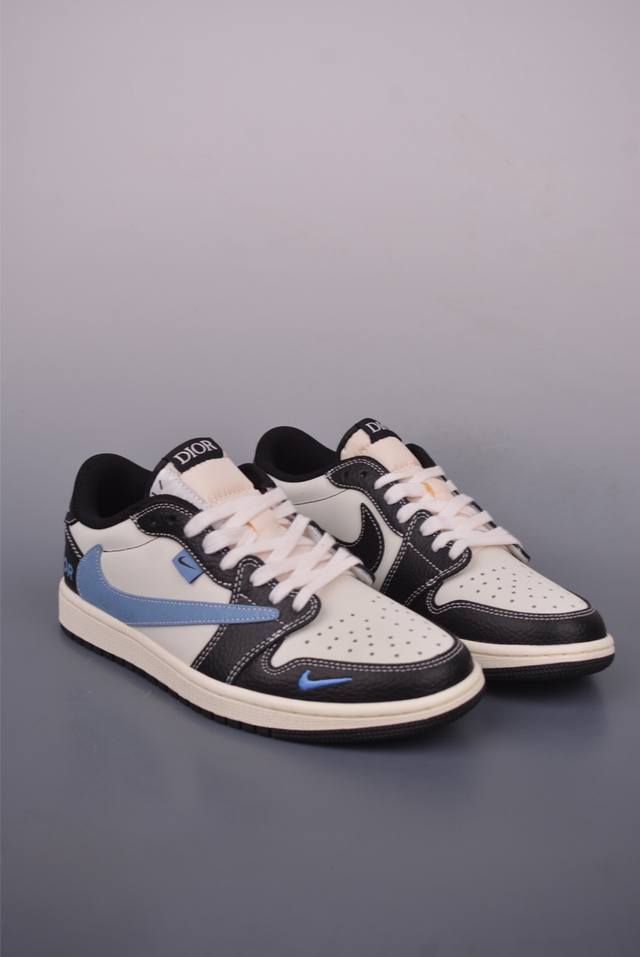 Fragment X Travis Scott X Dior Air Jordan 1 Low 三方联名倒钩 全新的三方联名低帮倒钩鞋面延续了黑脚趾设计，整双鞋