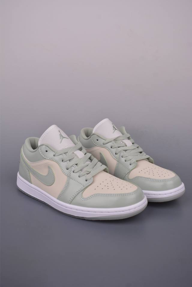 原装裸鞋级 市面最高工艺产物 Air Jordan 1 Low琥珀绿 纯原系列 当前市场最优版本 陆续上架 全鞋采用原装头层皮，用料扎实 精雕细琢 鞋型极致还原