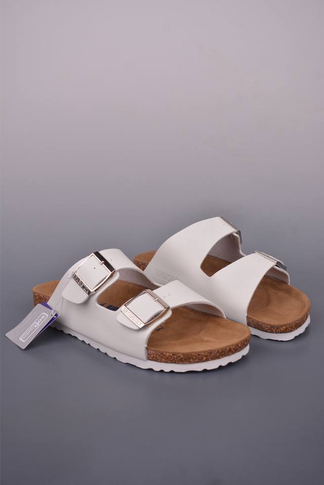 广东原产 德国百年知名鞋履品牌 博肯 Birkenstock 勃肯 Birkenstock 人字拖鞋 采用质地柔软牛皮绒面材质 中底搭载缓震软木橡胶 其特有的鞋