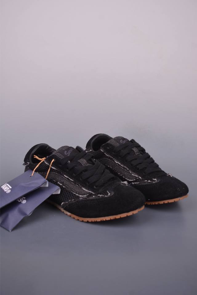Vans Super Lowpro Tdc系列 踩上全新 Vans Super Lowpro 复古薄底鞋 长绒麂皮拼接粗粝毛边牛仔布，亮出你的反叛玩心 舒适脚感