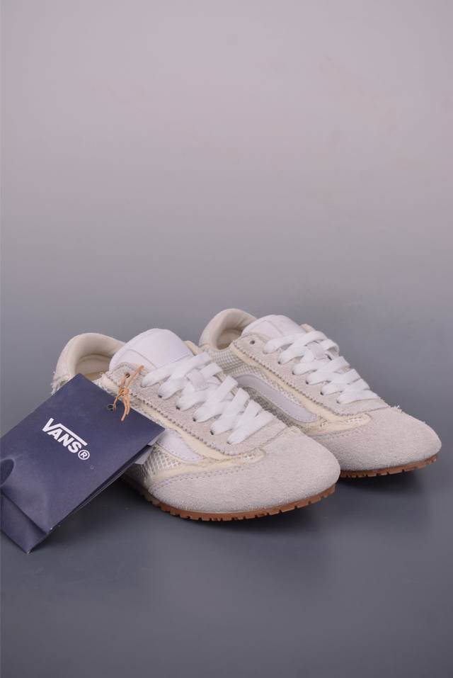 Vans Super Lowpro Tdc系列 踩上全新 Vans Super Lowpro 复古薄底鞋 长绒麂皮拼接粗粝毛边牛仔布，亮出你的反叛玩心 舒适脚感