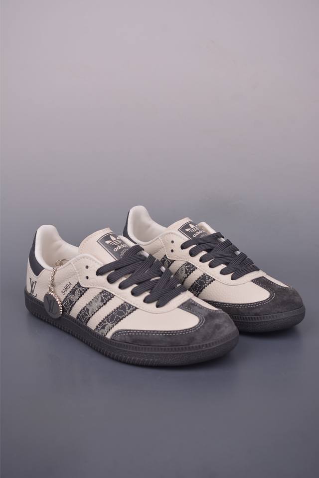 Adidas Samba Og Diy联名 复古桑巴板鞋 纯原大厂出品 这款桑巴鞋展示了高质量的工艺 带有装饰的超锁缝制和无缝的手感 柔软、柔软的皮革造型和标志