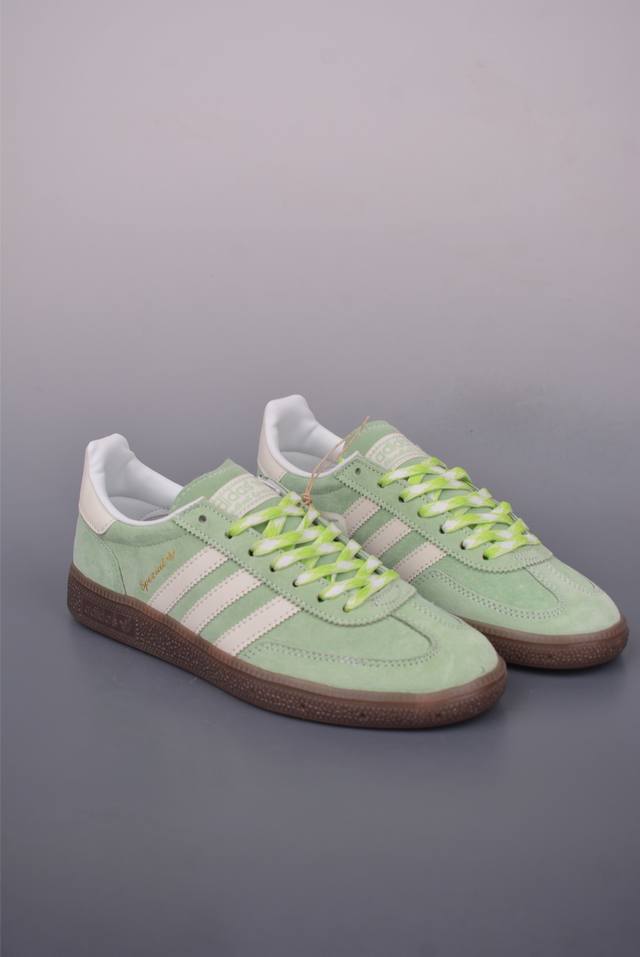 Adidas Handball Spezial 公司级 阿迪达斯经典款 复古休闲板鞋 #全鞋采用反毛皮制作 牛筋耐磨大底 承载青春情怀的板鞋 经典三条杠装饰鞋侧