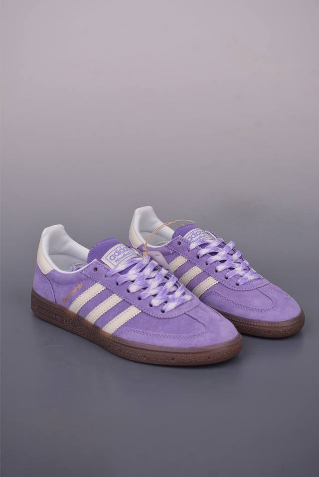 Adidas Handball Spezial 公司级 阿迪达斯经典款 复古休闲板鞋 #全鞋采用反毛皮制作 牛筋耐磨大底 承载青春情怀的板鞋 经典三条杠装饰鞋侧