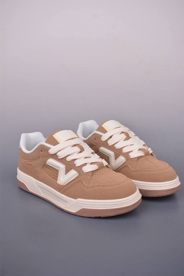 Vans Upland Cl 棕色 范斯官方 美式复古休闲运动鞋 鞋面采用麂皮拼接皮质而成 质感十足 经典小V侧标饰条 整体以胖胖的面包滑板鞋样式示人 复古鞋型