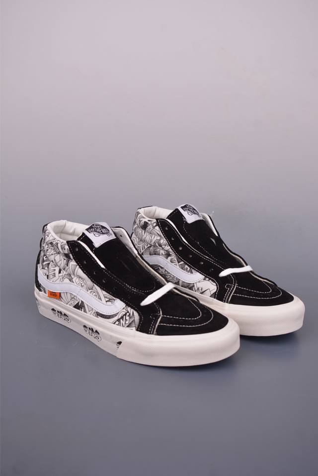 Vans Sk8-Mid Sns 黑白涂鸦中帮 以当地 Venice 沙滩为主题，设计上致敬1980和1990年代滑板者、冲浪者和鹿克爱好者的穿着。鞋面整体以黑
